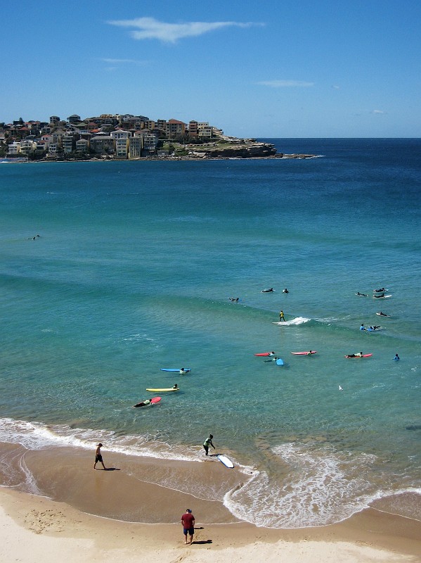 2009-11-06 22-06-10_1.jpg - ...surfer in Bondi Beach